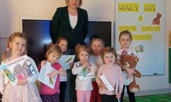 Spotkanie przedszkolaków z Panią Bożeną Wroną-dyrektorem Biblioteki Publicznej w Tuchowie
