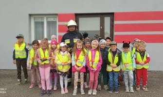 Przedszkolaki z grupy starszaków odwiedziły OSP w Mesznej Opackiej