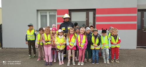 Przedszkolaki z grupy starszaków odwiedziły OSP w Mesznej Opackiej