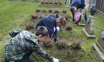 Porządkowanie cmentarza wojennego nr 158 Tuchów- Garbek