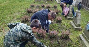 Porządkowanie cmentarza wojennego nr 158 Tuchów- Garbek