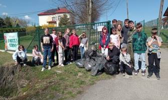 Sprzątamy naszą miejscowość w ramach akcji ” Posprzątaj z nami Małopolskę”.
