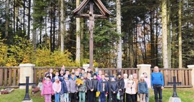 Porządkowanie cmentarza wojennego nr 158 w Tuchowie – Garbku – lekcja historii i patriotyzmu.