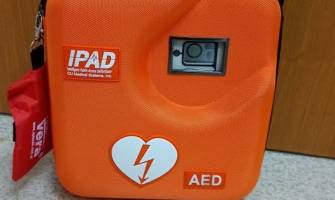 AED – automatyczny defibrylator już jest w naszej szkole!