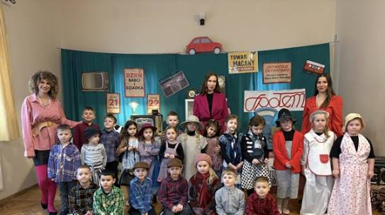 Przedstawienie- Realia PRL-u